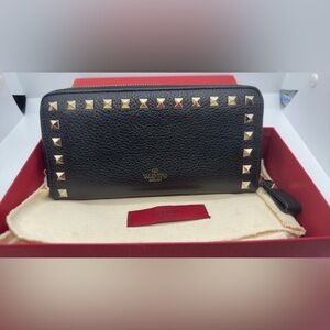 Valentino Garavani Rockstud Grainy Calfskin Leather Continental Wallet